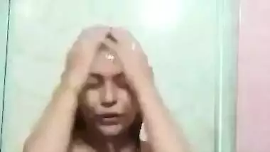 Cute Desi Girl Bathing Vdo