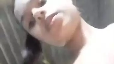 Lecherous Desi cutie shows off her nude XXX pussy on selfie video
