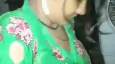 Indian diva shows off what she has under her XXX sari before fan