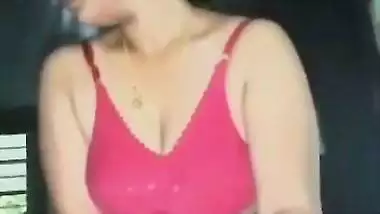 Big boob South Indian lady gives a handjob