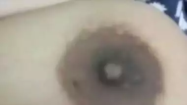 Sexy Indian Girl Showing her Boob