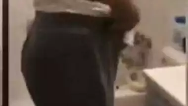 Sexy mallu aunty showering hot video on cam