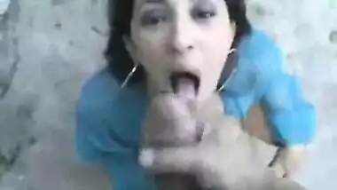 Horny NRI Gives A Hot Blowjob On Train Track