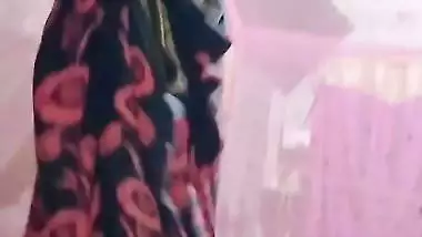 Homely village wife wearing saree viral boobs show