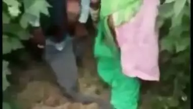 Couple from the village is caught having sex in the bush, desi XXX mms