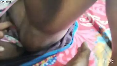 Payal bhabi ko raat me nangi kar diya unki chutt me apni ungli daal ke unko sex kiya chori chori