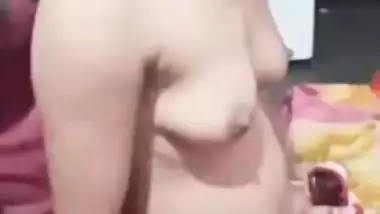 Fucker touches Desi girl's XXX body parts in the homemade MMS video