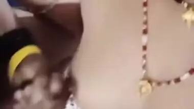 Hot Desi bhabhi sfully giving XXX handjob on live webcam show