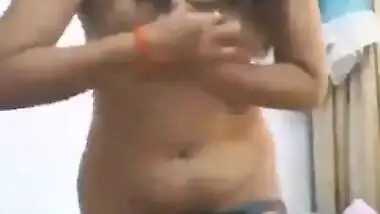 Desi Hot Teen Showing Boobs Pussy and ass in Cam