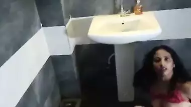 Indian hot couple bathroom sex