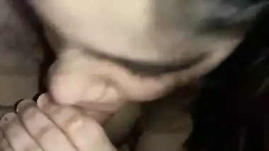 Mumbai babe’s Indian blowjob makes her lover cum profusely