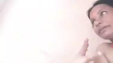 Boy has sex with Desi actress of XXX genre who prefers to suck off