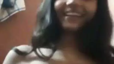 Man asked Desi girlfriend to expose small boobs in XXX video