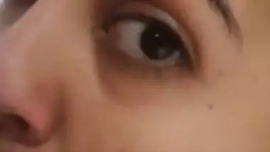 Seductive eyes girlfriend Indian blowjob in nudity