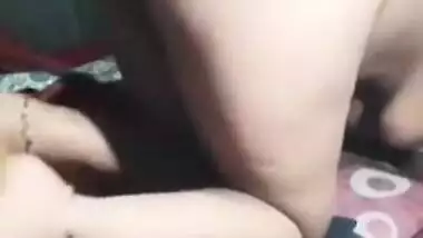 XXX video of the cute Desi MILF who enjoys banging on phone camera