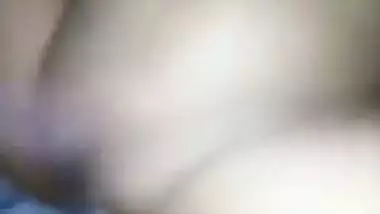 Desi nude lady uses toothpaste to lube her pussy