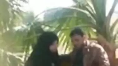 Indian muslim girl doing handjob to her Boyfriend in a park