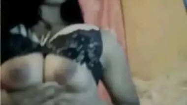 Chica hermosa desnuda tocando sus lindos senos