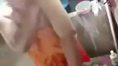 Desi aunty bathing full nude outdoor on mms cam for her lover