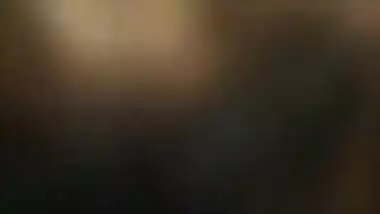 Pussy should be wet before sex and XXX Desi woman perfectly knows it