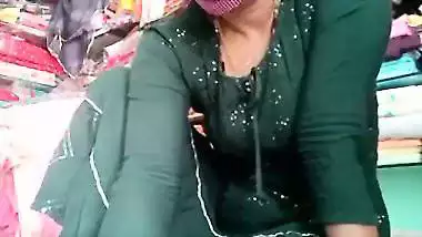 Horny Desi XXX woman in green salwar shows her ass and pussy