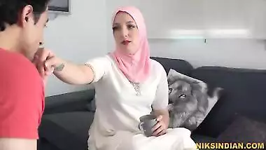 Muslim randi bhabhi sucks uncut Hindu dick and gets fucked