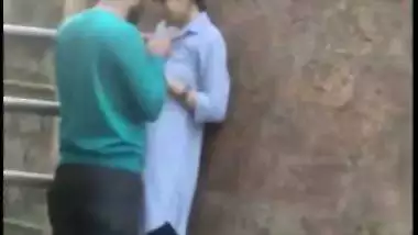 Gal caught sneakily making out with lover in outdoor Desi mms action