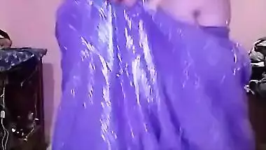 Indian Cute Bhabhi Saree And Exposing Boobs With Nipple