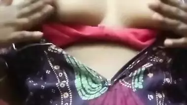 Bigg Boobs Aunty