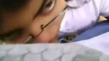Desi teen girl sucking the dick in the park