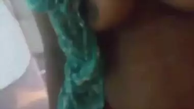 Desi gf Showing Boobs
