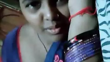 Mumbai house wife priya exposing milky cleavage and navel