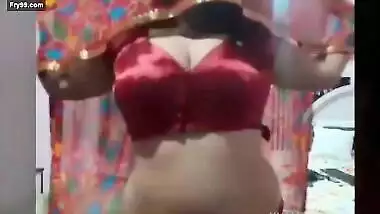 Desi sexy bhabi hot dance