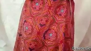 Indian aunty saree changeing in room