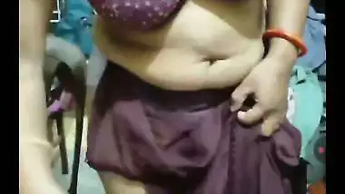 Milf strips and shows her naked body in the Tamil sex video