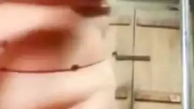 Bengali Desi XXX wife shows her nude body after bathing on video call