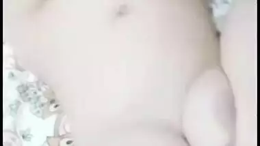 Curvy Paki bhabhi plays with her wet Desi twat for XXX cam show