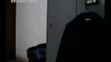 Pakistani girl Sanya changing dress self shot video!