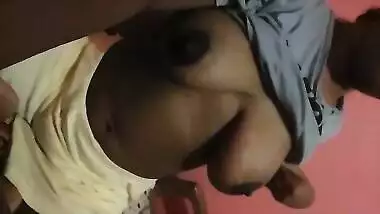 Girl Showing Tits - ලංකාවේ කෙල්ලෙක් තන් දෙක පෙන්නලා ගන්න ආතල් එක - Sri Lankan