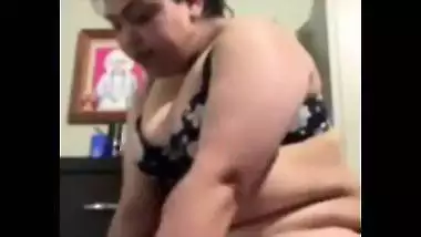 BBW desi nude applying body lotion viral video call