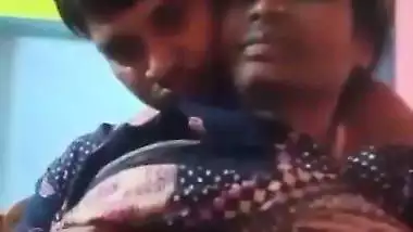 Pervert squeezes mature lady’s boobs in desi aunty sex MMS