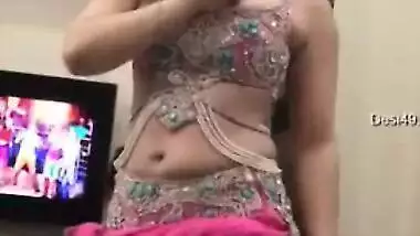 Stunning Desi call-girl impresses her XXX clients with sexy dance