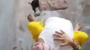 Randi bhabhi ko chodte hue pakda video