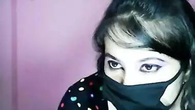 Indian chubby babe enjoy touching herself.