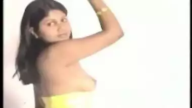 Desi show her tits