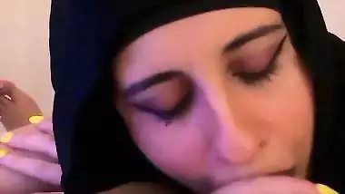 Hijabi Dhaka babe sucks boss’s dick in Bangladeshi sex video