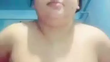 Chubby tanker Bengali girl sucking her huge boobs