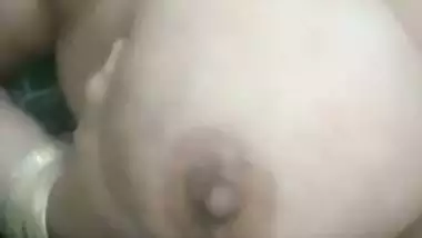 Bhabhi holding milky boobs in Pakistani solo nude clip