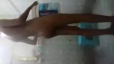 Indian Bhabhi Ki Nahati Hui Chupke Se Bnai Video Hidden Cam