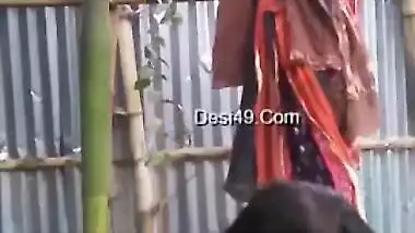 Outdoor shower video should draw men's attention as the Desi thinks